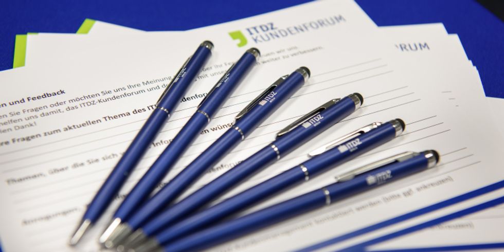 Kugelschreiber, die auf einem Feedbackformular liegen