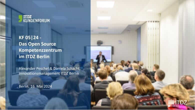 Publikum im Vodergrund hört einem Redner im Hintergrund zu. Einblendung der wichtigsten Informationen des Kundenforums.