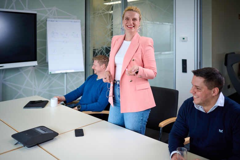 Julia Niedack steht am Schreibtisch