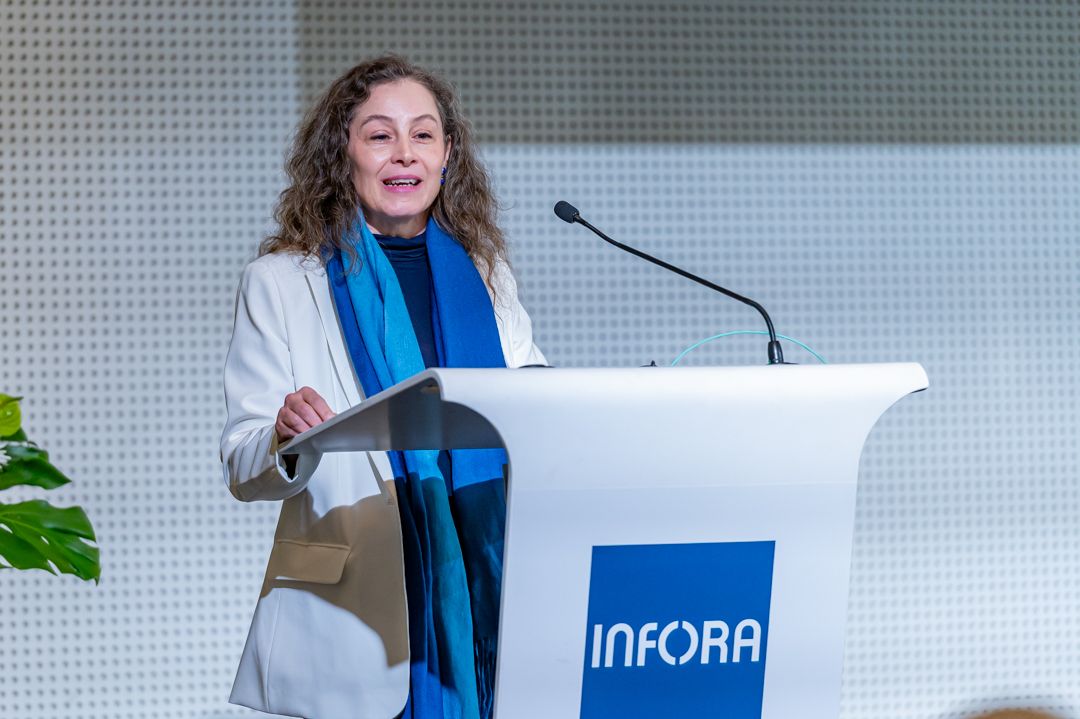 Dr. Maria Borelli spricht auf der Bühne